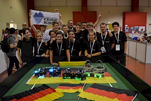 Die deutschen Soccer-Teams und ihre Roboter nach den letzten Spielen des Turniers (vlnr: Iceberg Robots, BohleBots Quadro und BohleBots Reflexion)