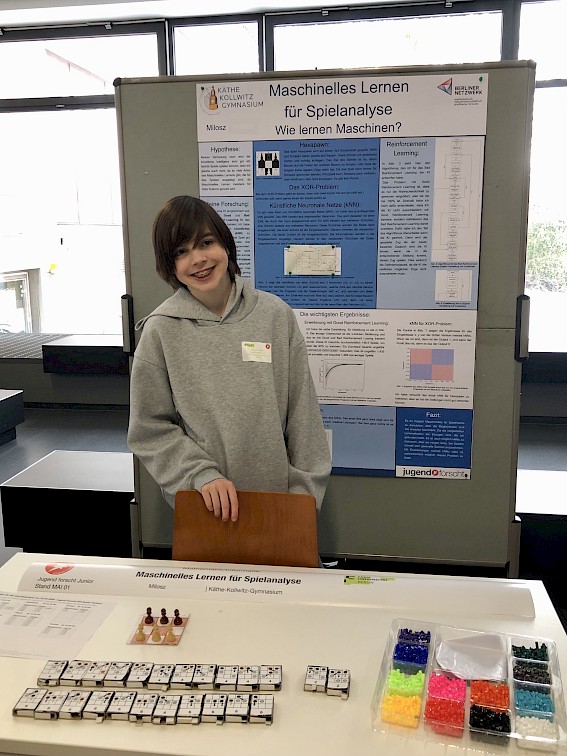 Das Projekt &bdquo;Maschinelles Lernen für Spielanalyse&ldquo; von Milosz gewann den 1. Preis Junior (Regionalsieg) im Fachgebiet Mathematik/Informatik. Betreut wurde das Projekt von Frau Dr. Ziomkowska und Herrn Rahmann.
